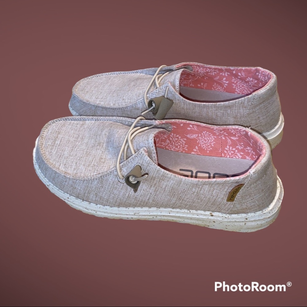 NEW IN BOX - HEY DUDE WENDY CHAMBRAY WHITE NUT SHOE